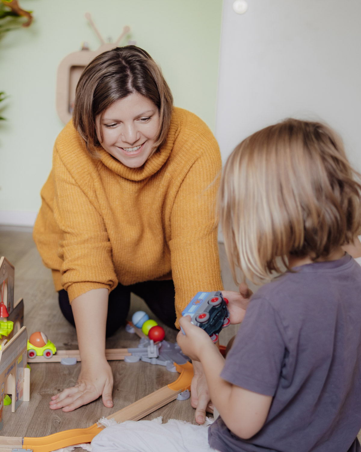 Katharina Hübner von Sichtwechsel spielt mit ihrem Kind im Kinderzimmer